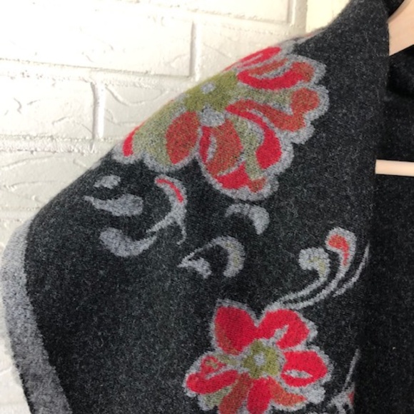 NWT Flower Pattern Round Vest, One Size - Picture 5 of 9